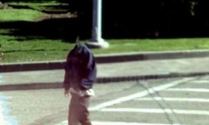 Câmera registra 'ser bizarro' andando em rua e moradores ficam apavorados