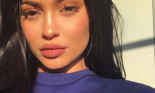 Dona de empresa bilionária, Kylie Jenner mostra curvas avassaladoras de biquíni