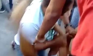 Diretor de escola e ex-aluno brigam em frente a colégio. Vídeo 