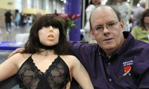 Viúvos desejam boneca hiper-realista parecida com esposa falecida