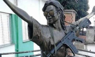 Foto de estátua de Michael Jackson com fuzil no pescoço viraliza na web e revolta fãs