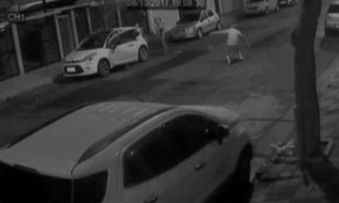 Vídeo mostra desespero de avô ao tentar evitar roubo de carro com neta de 3 anos 