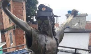 Agora, a estátua de Michael Jackson com boné da PM