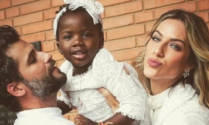  Bruno Gagliasso e Giovanna Ewbank mostram fotos do batizado de Titi