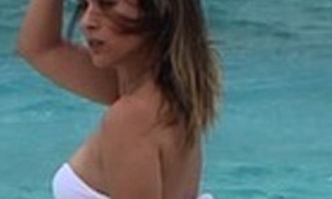 Em foto rara de biquíni, Tatá Werneck surpreende com corpão: 'escondendo o jogo né?'