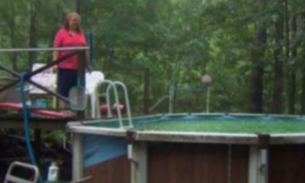 Mulher fica presa em piscina e usa Facebook para pedir ajuda