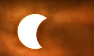 Nasa fotografa estação espacial passando em frente ao sol durante eclipse