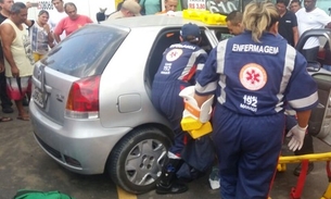 Acidente entre carro e ônibus deixa vítimas presas às ferragens em Manaus