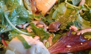 Mulher adota rã após encontrar animal dentro de uma salada 