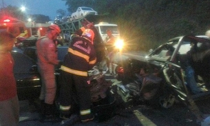 Colisão entre 3 carros deixa idoso preso às ferragens em avenida de Manaus