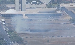 Fogo atinge gramado em frente ao Congresso Nacional 