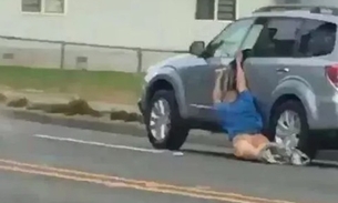 Dono de carro arrasta ladrão pelado no asfalto após tentativa de roubo. Vídeo 