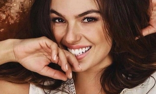 Em clique raro mostrando bumbum, Ísis Valverde é elogiada: 'que corpo é esse?'