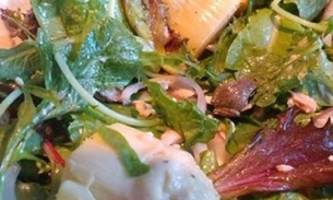 Mulher encontra rã em salada comprada no supermercado e tem atitude de causar espanto