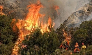 Incêndio força esvaziamento de 500 casas em Los Angeles