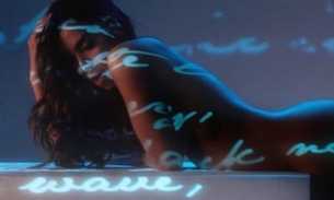 Anitta libera prévia de clipe internacional e aparece nua em foto