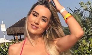  Letícia Santiago posa de biquíni e 'comissão de frente' rouba a cena 5 meses após parto