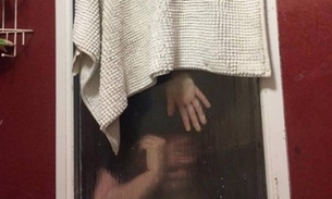 Durante encontro, mulher fica presa em janela ao tentar resgatar fezes 