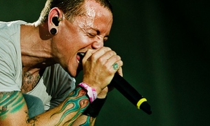Viúva de Chester Bennington compartilha foto da família tirada dias antes do suicídio do cantor