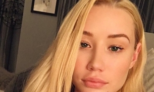 Iggy Azalea choca com cintura superfina em foto de biquíni