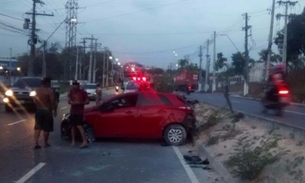 Mulher fica presa às ferragens após acidente em avenida de Manaus