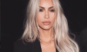 Kim Kardashian choca com novas fotos de fio-dental e bumbum maior na praia