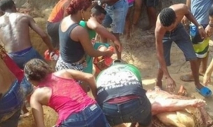 Moradores desenterram e saqueiam carne bovina estragada após acidente 