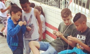 Alunos usam tempo do intervalo de escola para fazer crochê 