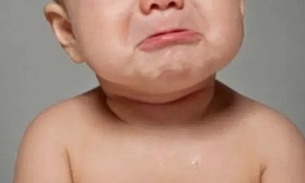 Mãe admite que torce que filho morra dormindo e desabafo gera polêmica 