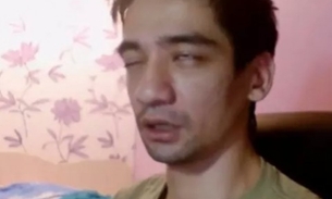 Homem se deixa ser picado por cobra venenosa após ser abandonado pela ex 