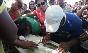 Vítimas mortas em creche são enterradas sob forte comoção: 'oh meu anjo, volta pra mamãe'