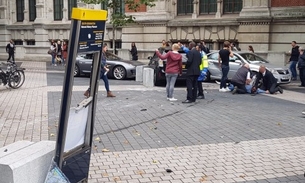 Homem é preso após avançar com carro sobre pedestres em Londres