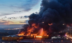 Incêndio de grandes proporções em shopping leva à retirada de 3 mil pessoas