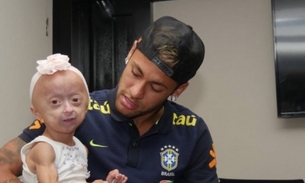 No Brasil, Neymar encontra fã mirim com doença rara