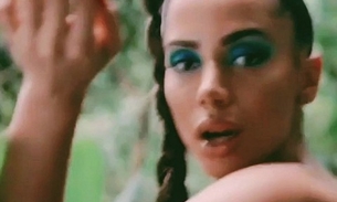 Anitta divulga trecho de gravações de clipe no Amazonas