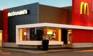Ex-funcionária da McDonald's será indenizada por ter sido obrigada a ficar nua  em loja
