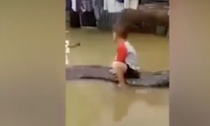 Em vídeo chocante criança de três anos brinca com cobra gigante