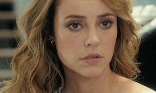 Paolla Oliveira surge em cenas quentes com outra mulher na cama