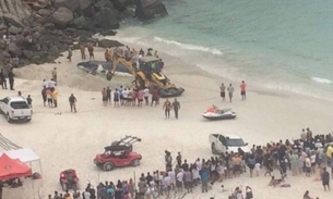 Baleia jubarte encalha em praia de Arraial do Cabo e atrai multidão de curiosos 