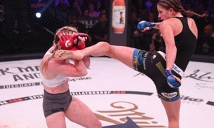 Vídeo: Lutadora acerta chute brutal e desfigura rosto de adversária no MMA