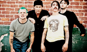   Integrante do Red Hot Chilli Peppers aparece completamente nu em hotel no Rio
