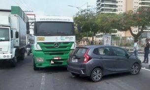 Mulher fica ferida após colisão entre carro e caminhão em avenida de Manaus