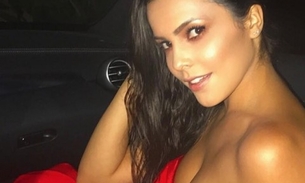 Emilly Araújo mostra corpão em pose sedutora de biquíni