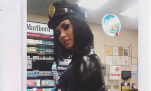 Demi Lovato deixa bumbum à mostra em fantasia sexy de Halloween
