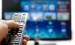 Suspeitos presenteiam vítima que foi obrigada a dirigir para eles durante assaltos