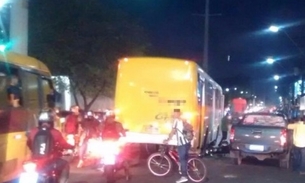 Em Manaus, motociclista fica gravemente ferido após colidir com ônibus em avenida