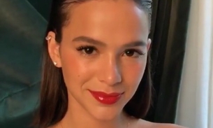 Bruna Marquezine deixa mamilos à mostra em ensaio sexy