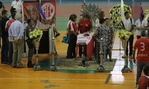 Homenagens e emoção marcam velório de Amadeu Teixeira em Manaus