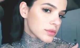 Em vídeo, Bruna Marquezine luta muay thai com barriga sarada à mostra