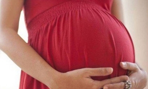 Risco de bebês nascerem mortos duplica quando mães dormem de costas no final da gravidez